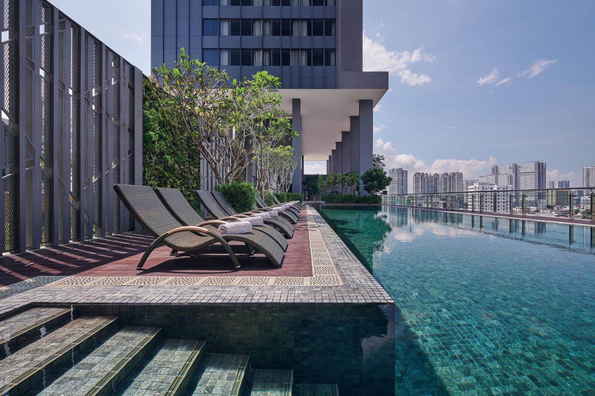 Отель Courtyard By Marriott Penang Джорджтаун Экстерьер фото